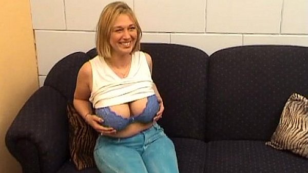 (dutch) Blonde moeder met grote tieten!