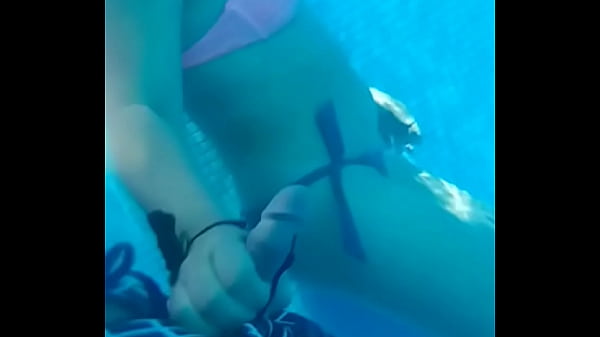 Fucking in the pool with my girlfriend with a happy ending, we fucked very well and she gave me a handjob, I finished and left the milk in the water Part 2