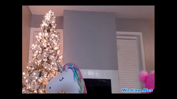 Belle fille aux gros seins et son amie en chat en direct