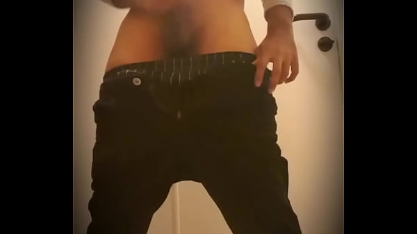 Muscle fit guy masturbate in the bathroom  