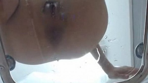 She squats and squirts