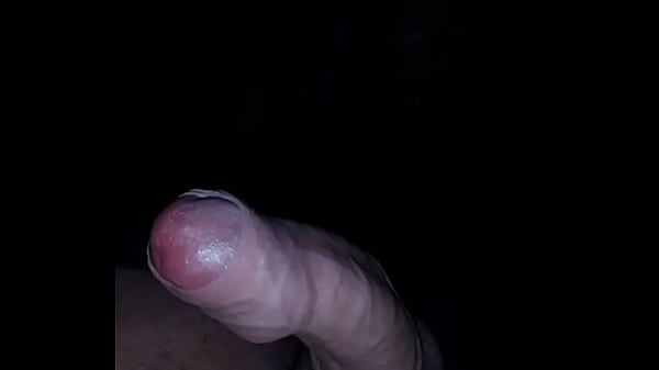 Garoto de 23 anos cheio de tes&atilde;o que a piroca bem grossa cabe&ccedil;uda branca e sacudo! Querendo uma tranza bem gostosa!