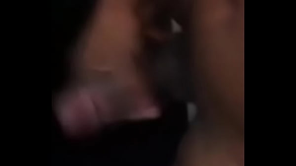 Rabiscado roludo punhetando.  