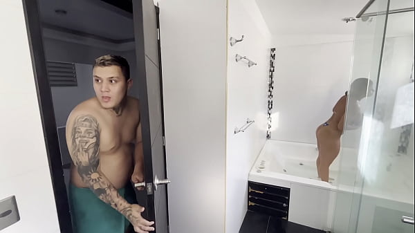 Mi suegra de grandes tetas me hace un oral y me corro en sus tetas