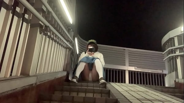 女装まゆの歩道橋でのパンチラ露出  