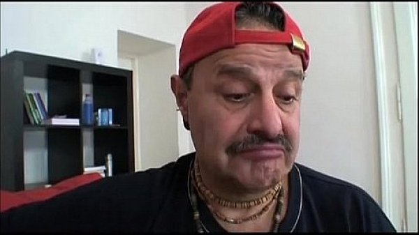 Ragazza Bionda porcella fa pompino a vecchio peloso! Blonde girl does blowjob to