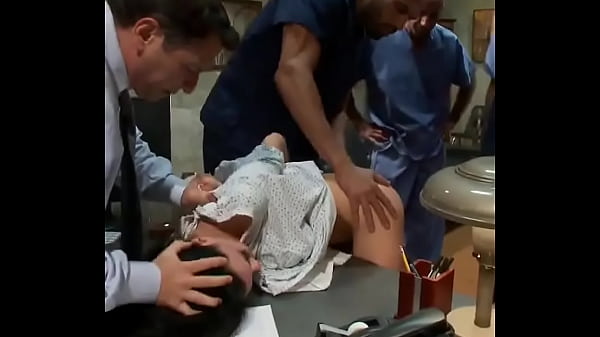 Trabajadores hacen gangbang con la loca del centro