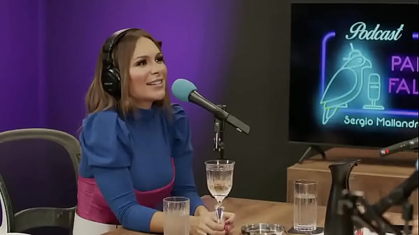 Fernanda Lacerda (Mendigata) participando do Podcast Papagaio Falante
