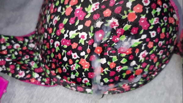 Leche sobre el bra de flores de mi compa&ntilde;era