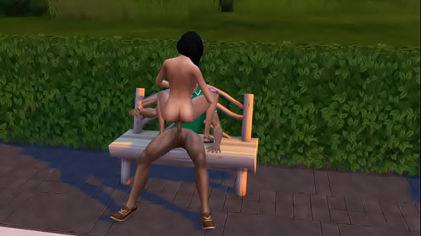 Озверевшая студентка удовлетворяла себя возле фонтана и склеила черныша