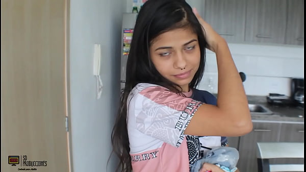 El sexo rom&aacute;ntico matutino con una hermanastra brunette termin&oacute; con creampie 