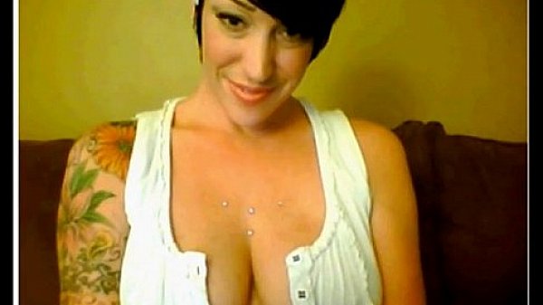 hot tattooed camgirl fucks herself to orgasm