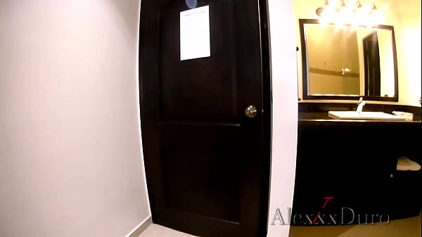 AGac Samantha es envuelta en pl&aacute;stico y un tipo raro la obliga a mamarle la verga y hace con ella lo que quiere