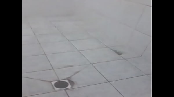 Minha irm&atilde; se masturbando no banheiro kkk zoei muito ela