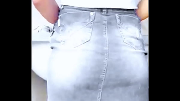 Quando n&atilde;o tem ningu&eacute;m em casa enteada leva pica no cu do seu padrasto viciado em sexo, desta vez ela gravou, mas o v&iacute;deo vazou na internet. 