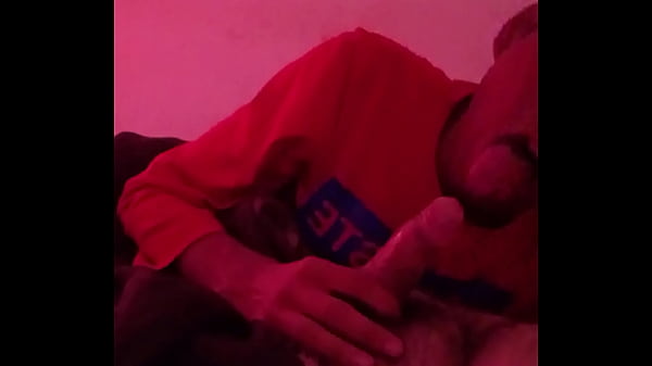 Oral por la ma&ntilde;ana. Tragando leche.