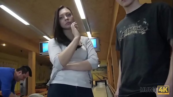 HUNT4K. Ein anderer Hahnrei beobachtet, wie seine Freundin Ornella Morgen der gl&uuml;cklichen J&auml;gerin dient 