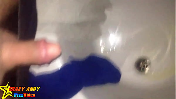 Andy just pisses in the bathtub of her best friend (secretly)