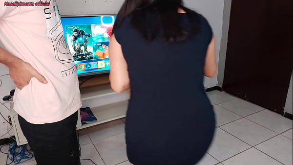Dona de casa recebe o t&eacute;cnico e o seduz enquanto marido esta fora