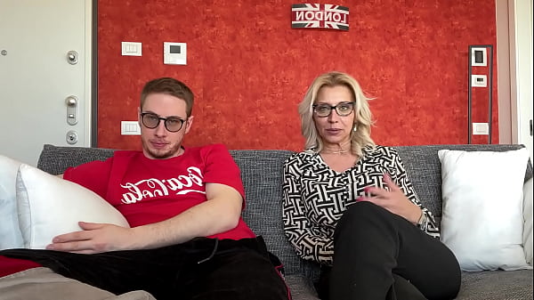 MAX FELICITAS INTRODUCE NEL MONDO DEL PORNO LA MILF ITALIANA ISIDE72 CHE SI FA SFONDARE E LECCA TUTTO IL CAZZO E LO SPERMA DOLCISSIMO DEL NOSTRO PORNOATTORE