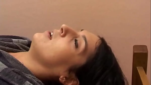 Ho scopato la segretaria di mia moglie nell'ufficio di mia moglie