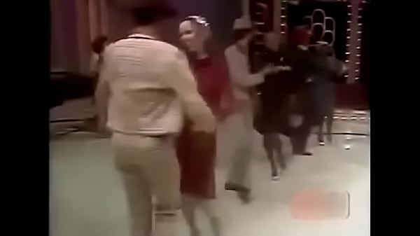 Me agarra el pene y empieza a cantar  the hustle