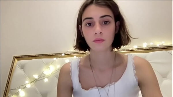 rusa bailando sexy en calzones blancso  