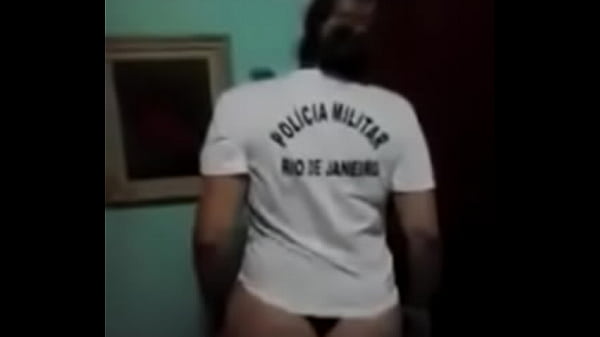 PM vadia dan&ccedil;ando pararatimbum de calcinha.flv