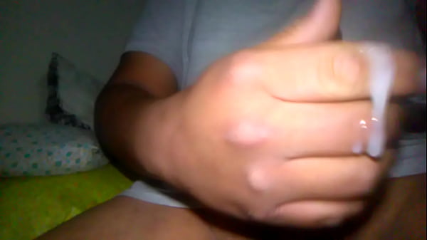 Estaba caliente y se masturba  