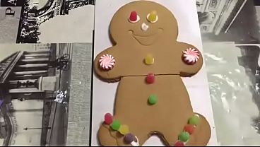 Bagrezuko intenta decorar la galleta de jengibre 
