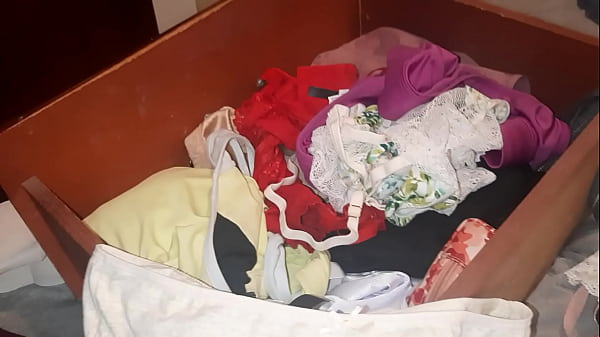 Mucho semen en los calzones rosas favoritos de mi compa&ntilde;era