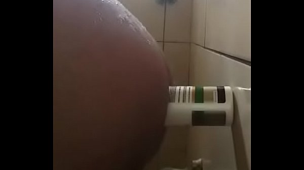 Gozando com objeto na bunda