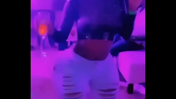 Gwendoline une pute de luxe se d&eacute;hanche pour vous  