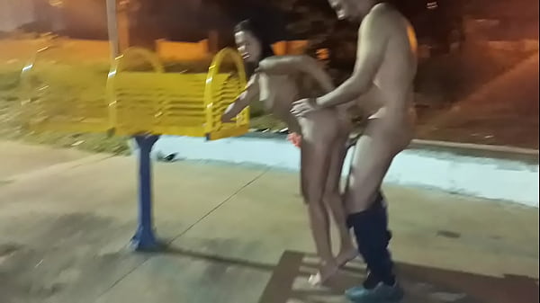 Olha essa puta safada dando no meio da pra&ccedil;a em publico  