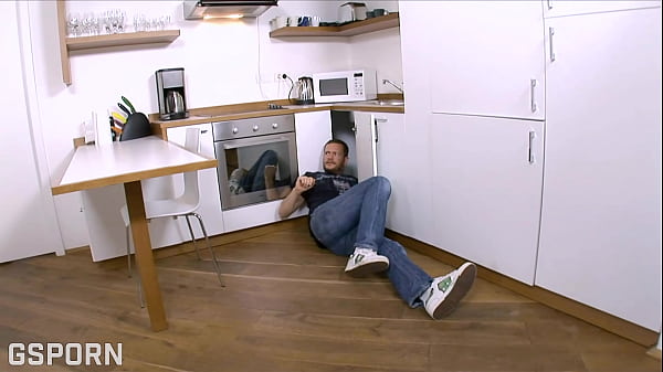 Rubia preciosa follada por el fontanero