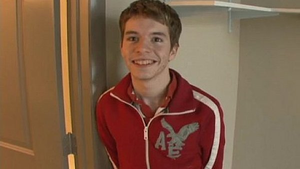 Gay sex Fillipo chats about his life, then gets bare and jumps in a 