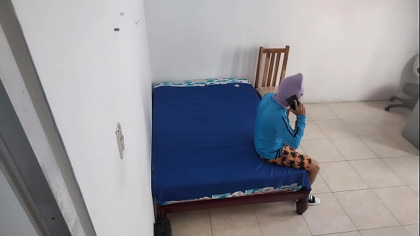 agricultor lleva a su hijastra como ofrenda ante el jefe para conseguir una gran parcela de maiz. el jefe le regala dos vacas como recompensa a la hijastra despues de tener sexo