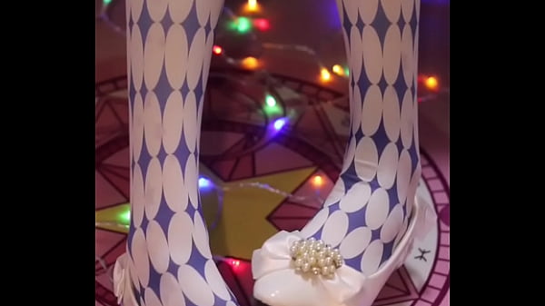 伪娘玩平底婚鞋