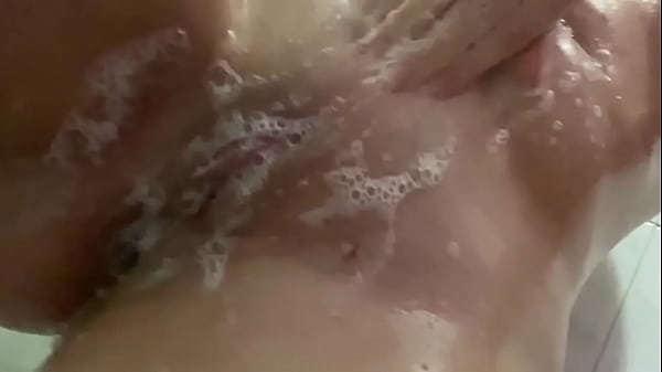 Zorrita caliente comiendo pollas grandes siendo una puta