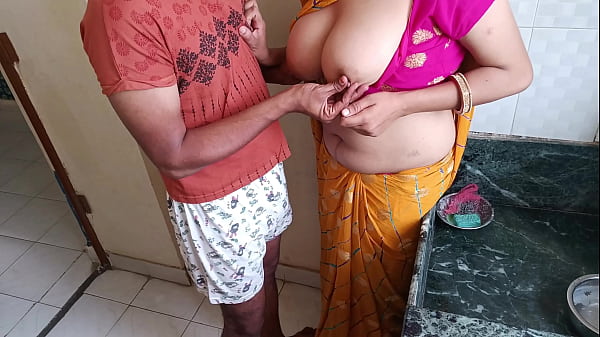 कामवाली की नेवली मैरिड बहू को किचन में पेला जब वो बर्तन धो रही थी  