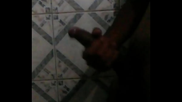 Punheta e gozada antes do banho 