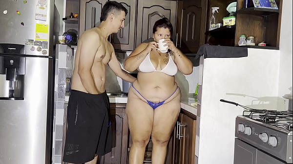 Madrastra le chupa la polla asu hijastro en la cosina final inesperado