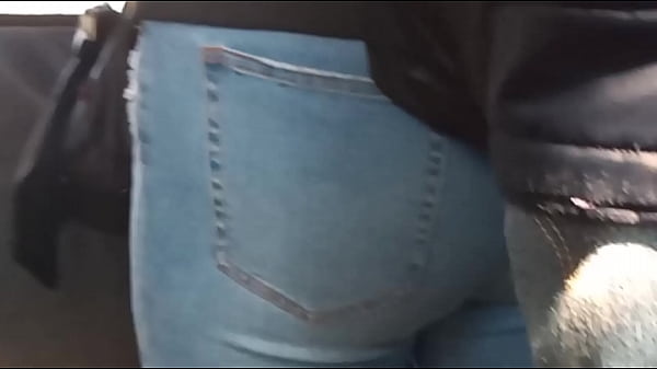 Culote de jovencita en jeans en colectivo