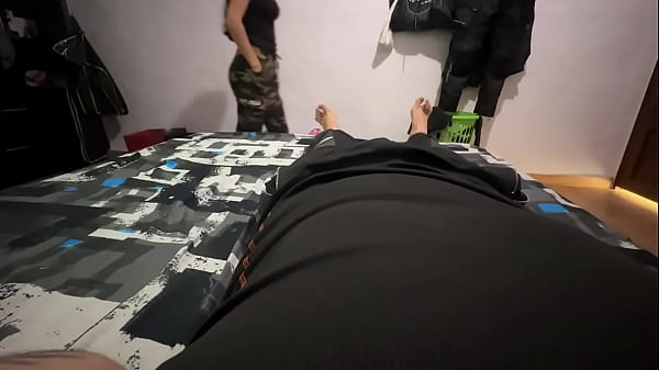 Mi hijastra me encuentra descansando y me da una follada cuando estavamos solos en casa