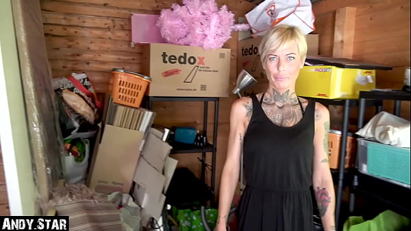 BLONDE MILF IM GER&Auml;TESCHUPPEN GEBUMST