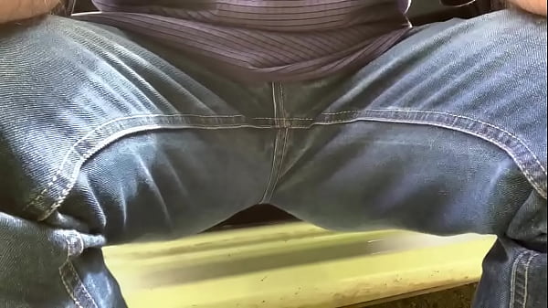 Arr&ecirc;t en catastrophe au bord de la route pour un &eacute;norme pipi culotte