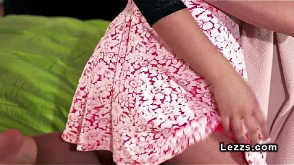 Lesbo babe face sitting in bedroom