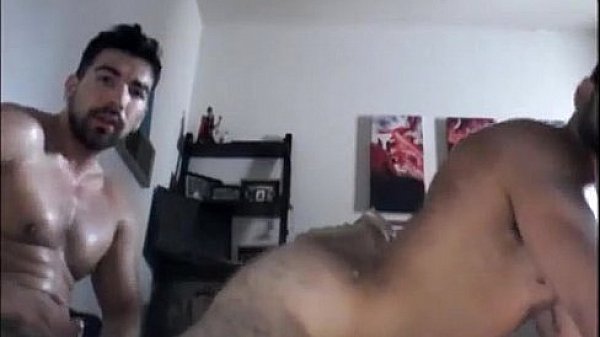 Ativo segura forte no rabo para abrir e socar no rabo empinad&atilde;o.