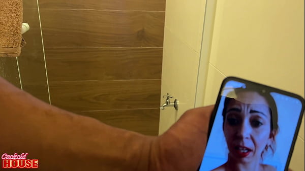 MILF safada faz v&iacute;deo chamada pro marido corno v&ecirc;-la num menage a trois