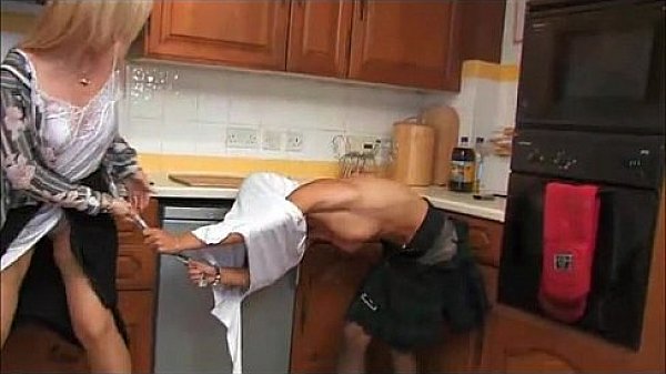 La place des femmes c'est &agrave; la cuisine!